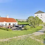 Du Vil Elske å Bo Her! Et Lite, Men Koselig Sted Med Perfekt Beliggenhet!